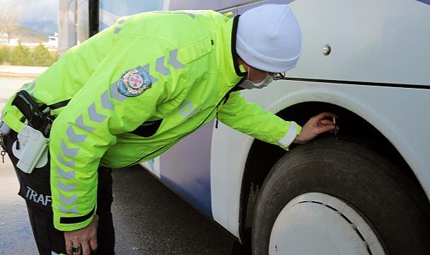 KIŞ LASTİĞİ DENETEMİNDE, 14 ARACA 35BİN 304 TL CEZA KESİLDİ