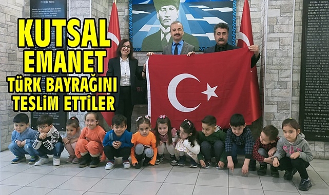 Kutsal emanet Türk bayrağını teslim ettiler