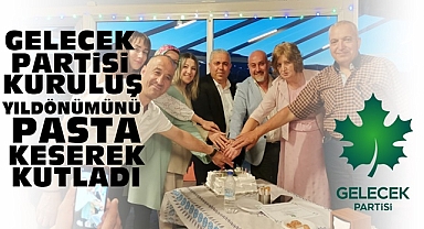 Gelecek Partisi kuruluş yıldönümünü pasta keserek kutladı