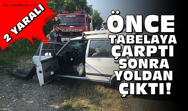 Önce tabelaya çarptı, sonra yoldan çıktı! 2 yaralı