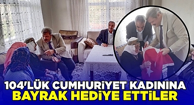 104'lük Cumhuriyet kadınına bayrak hediye ettiler