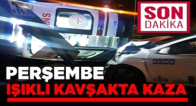 Perşembe ışıklı kavşakta ambulans devrildi