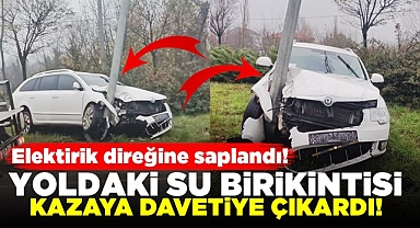 Yoldaki su birikintisi kazaya davetiye çıkardı! Direğe saplandı!