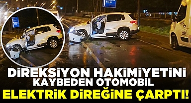 Direksiyon hakimiyetini kaybeden otomobil elektrik direğine çarptı!