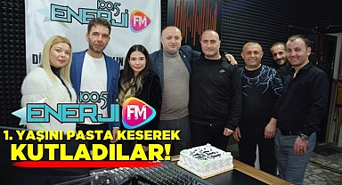 Enerji Fm, 1. yaşını pasta keserek kutladılar!