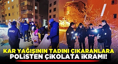 Kar yağışının tadını çıkaranlara polisten çikolata ikramı!