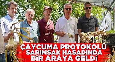 Çaycuma protokolü sarımsak hasadında bir araya geldi